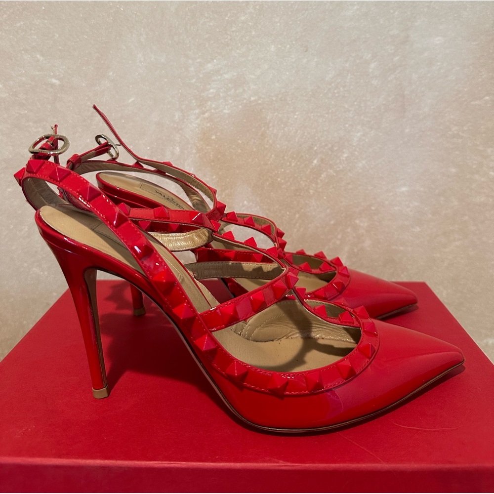 ROCKSTUD ANKLE STRAP PUMP WITH TONAL STUDS 100 MM